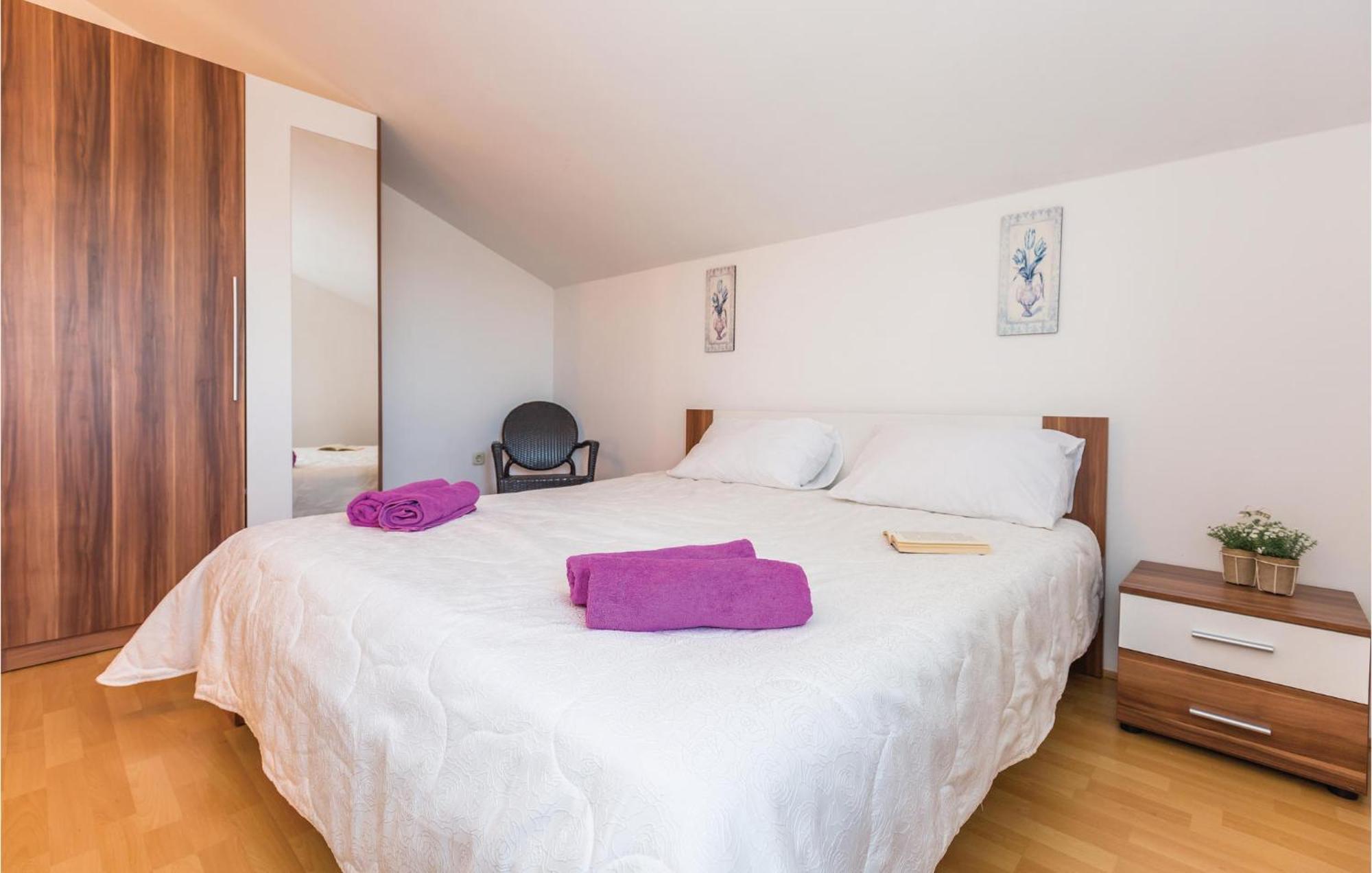 Lovely Apartment In Ugljane With Kitchen エクステリア 写真