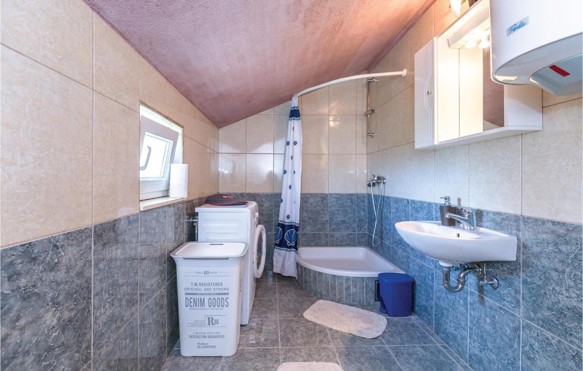 Lovely Apartment In Ugljane With Kitchen エクステリア 写真